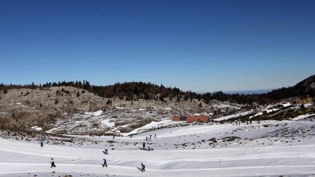 Apertura de la 41 Semana Blanca en el Pirineo navarro con escolares esquiando en el centro Larra-Belagua /