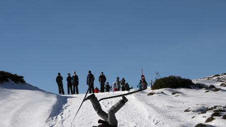 Apertura de la 41 Semana Blanca en el Pirineo navarro con escolares esquiando en el centro Larra-Belagua /