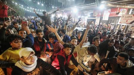 Alegría desbordada en Deir al Balah, en Gaza, donde miles de palestinos salieron a la calle a celebrar la noticia