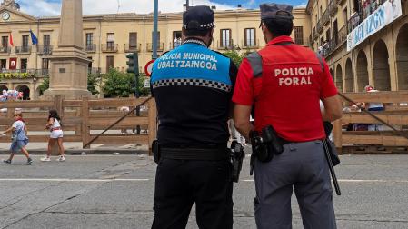 Dos agentes de policía vigilan la zona de la plaza de Navarra en Tafalla en una imagen de archivo /