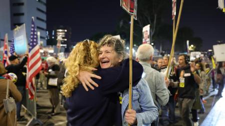 Celebración en las calles de Tel Aviv tras conocerse el acuerdo de alto el fuego