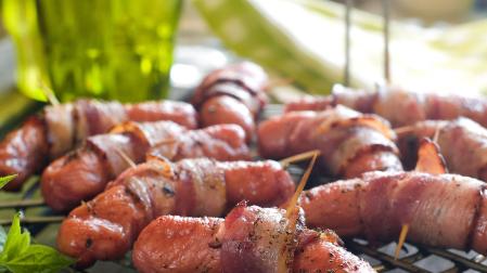 Salchichas con bacon, a la brasa