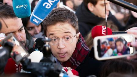 Íñigo Errejón realiza unas breves declaraciones a la prensa en el exterior de los juzgados de Plaza de Castilla, en Madrid