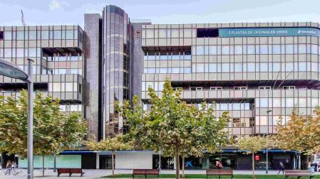 Servihabitat cierra la venta de la quinta planta del edificio de la antigua sede de Caja Navarra, en Pamplona