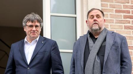 El presidente de Junts, Carles Puigdemont (izda.), y el de ERC, Oriol Junqueras, posan antes del encuentro que han mantenido este jueves en Waterloo (Bélgica)