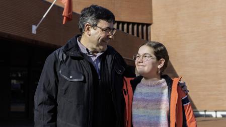 Alberto Mazo Bermejo, Rey de la Faba en Peralta en 1971, con Mailén García Ayala, que será coronada Reina de la Faba en Peralta mañana, frente a la casa de cultura donde tienen lugar los ensayos /