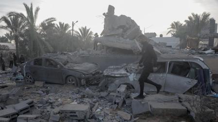 Un palestino camina entre escombros en Deir al-Balah, en Gaza