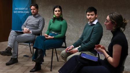 De izquierda a derecha, los psicólogos David Brugos y Ángeles Cueli y los miembros de Equipo Europa Jonathan Solarte y Delia Dinca, en la presentación del informe sobre salud mental