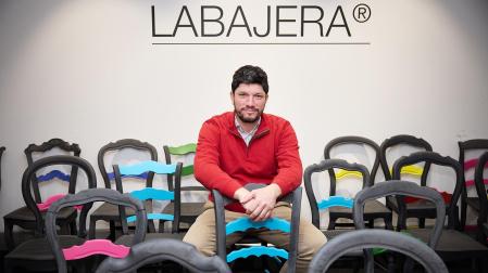 Guillermo García Martínez, nuevo presidente de la Asociación de la Juventud Empresaria de Navarra, en La Bajera, que es la sede de la organización /