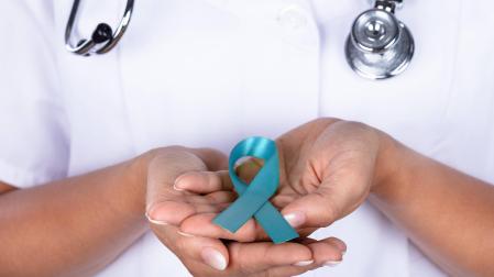 Imagen genérica de la lucha contra el cáncer. El lazo de color turquesa representa al cáncer de ovario, conocido como la enfermedad invisible porque no da síntomas.