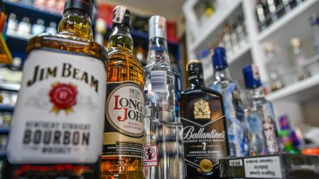 Imagen de archivo de varias botellas de alcohol