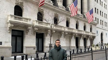 El periodista Álvaro Beristain Perelló, ante el edificio de la Bolsa de Nueva York