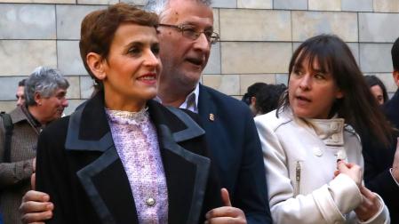 La presidenta María Chivite y los vicepresidentes Félix Taberna y Begoña Alfaro, posan para una fotografía tras un acto del Gobierno en el Archivo Real y General de Navarra