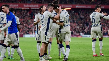 Areso y Budimir celebran el tercer gol de Osasuna en presencia de Juan Cruz y Catena.	j.p. urdíroz