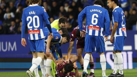 Los jugadores se interesan por el estado de Moro, lesionado y que tuvo que ser sustituido en la segunda mitad /