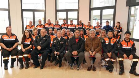 Los voluntarios de Protección Civil Milagro que fueron condecorados, junto a los responsables de la agrupación y autoridades del Ayuntamiento de la villa ribera