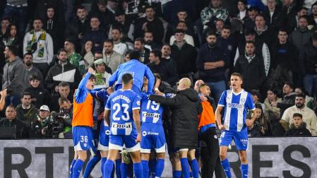 Kike García del Deportivo Alaves celebra un gol durante la liga española contra el Real Betis