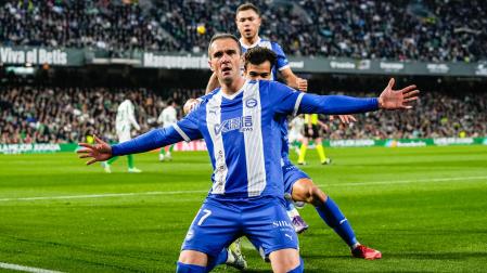 Kike García celebra su gol tras marcar en el Villamarín