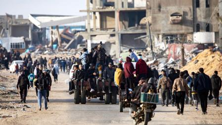 Palestinos desplazados de camino a Rafah mientras abandonan zonas cercanas a Khan Yunis, donde se habían refugiado, en el sur de la Franja de Gaza
