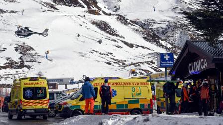 Varias ambulancias en la estación de esquí de Astún, a 18 de enero de 2025, en Jaca, Huesca, Aragón (España)