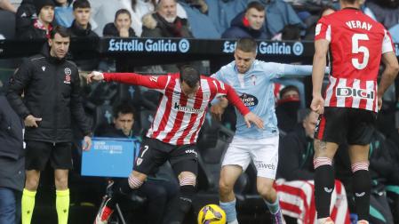 Alex Berenguer dispara en un lance del encuentro entre el Athletic y el Celta