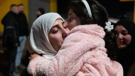 Palestinos celebran tras el regreso de 90 presos y detenidos liberados por Israel