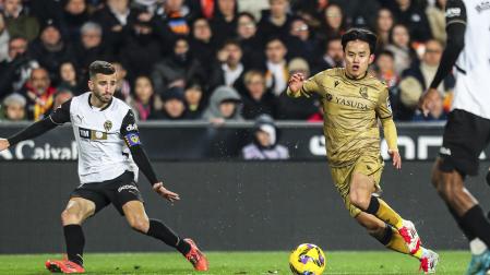 Kubo trata de progresar ante Gayá durante el partido /