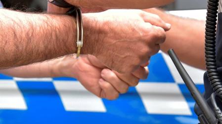 Un hombre, esposado tras ser detenido