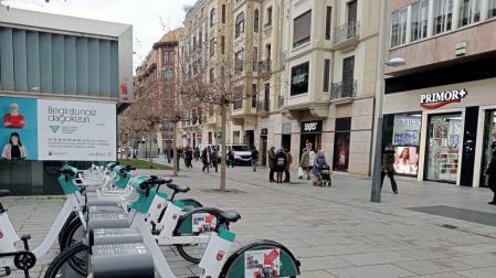 Bicicletas municipales con las pegatinas llamando a la manifestación de GKS en una de las bases de Carlos III.