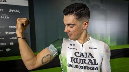 Iuri Leitao enseña el tatuaje con un velódromo con el arcoíris en su brazo derecho