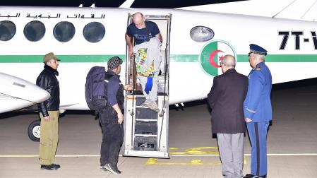 Las autoridades de Argelia reciben al español secuestrado que había sido liberado por los tuareg /
REMITIDA / HANDOUT por MINISTERIO DE DEFENSA DE ARGELIA
Fotografía remitida a medios de comunicación exclusivamente para ilustrar la noticia a la que hace referencia la imagen, y citando la procedencia de la imagen en la firma
22/01/2025