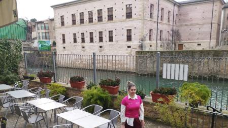 Mariluz Martínez Moreno en la terraza de Panadería López que aspira a convertirse en un lugar de encuentro también hostelero