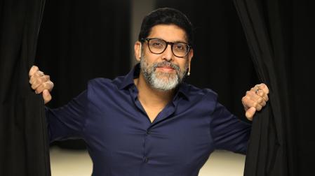 Abir Mukherjee, este miércoles, unos instantes antes de salir al escenario de Pamplona Negra
