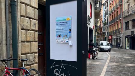 Mupi, pintado y con un cartel en papel sobre la pantalla, curiosamente anunciando una actividad patrocinada por el propio ayuntamiento.