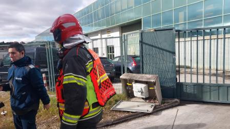 Bomberos trabajan en una fuga de gas en el polígono de Egüés
