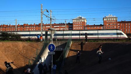 Un tren Alvia a su paso por Pamplona.
