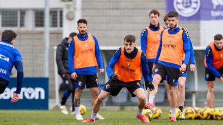 Aimar Oroz, muy atento en uno de los ejercicios del ensayo previo en Tajonar.	j.p. urdíroz