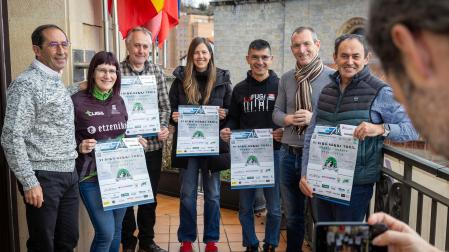 De izda. a dcha., Juanjo Vizcay, Sara Urkia, Edorta Belzunegui, Sandra Muñoz, Mikel Guerra, Edorta Elizalde y Floren Vizcay, en la presentación que tuvo lugar ayer en Huarte