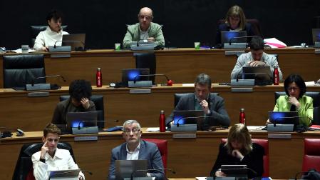 Miembros del Gobierno foral, en primer plano, durante el pleno de este jueves en el Parlamento