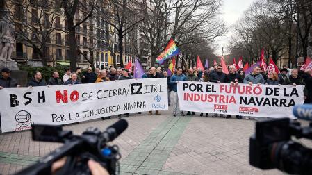 Concentración de los sindicatos UGT y CC OO en defensa de la industria navarra, este viernes frente al Parlamento