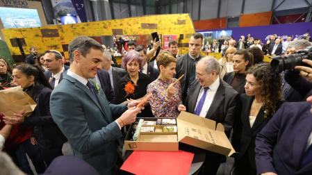 Fotos del encuentro de Pedro Sánchez y María Chivite en el stand de Navarra en Fitur.