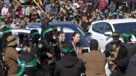 Las cuatro mujeres soldado israelíes han sido liberadas como parte de la tregua con Israel en una ceremonia organizada en la plaza de Palestina de la Ciudad de Gaza