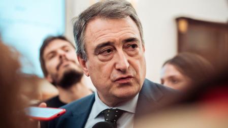 El portavoz del PNV en el Congreso, Aitor Esteban, atiende a los medios durante una sesión plenaria extraordinaria, en el Congreso de los Diputados