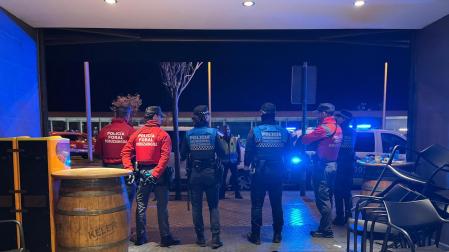 Agentes de Policía Foral y Policía Municipal de Pamplona, durante el dispositivo conjunto