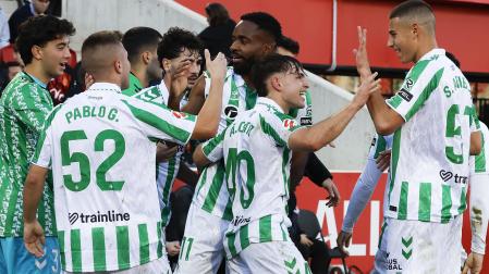 Los jugadores del Betis celebran el tanto de Bakambu que les dio el triunfo en Mallorca /
