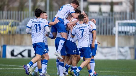 Los jugadores del Burladés celebran uno de los cinco goles que marcaron al Gares