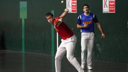 Jon Mariezkurrena le suelta a la derecha en presencia de Zabaleta en la Universidad de Markina
