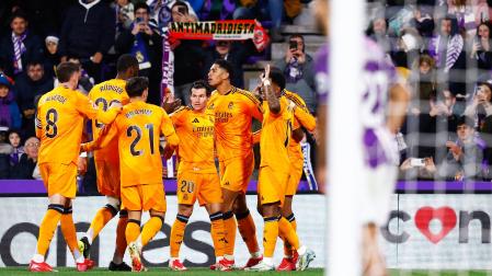 Piña de los jugadores del Real Madrid tras anotar Mbappé el 0-2 /
