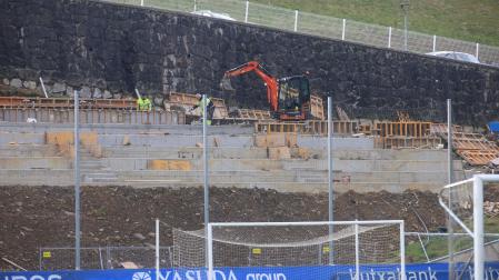 Elementos de la grada, que está en obras, cayeron al terreno de juego provocando su suspensión.