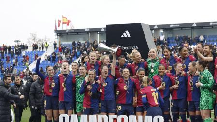 Las jugadoras del Barcelona levantan el trofeo como campeones de la Supercopa de España